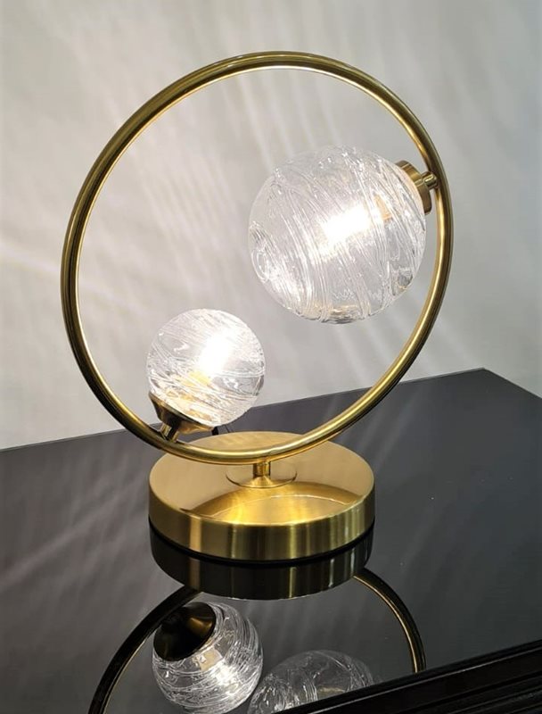 מנורת שולחן יוקרתית המונחת באלגנטיות על שידה בסלון
